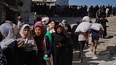 فلسطينيون يصطفون لتسلّم أكياس الطحين التي وزعها برنامج الأغذية العالمي في مدينة غزة، شمال قطاع غزة، يوم الخميس 26 يونيو 2025.