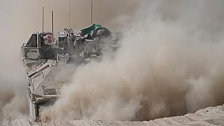  مناورة ناقلة جنود مدرعة تابعة للجيش الإسرائيلي بالقرب من الحدود بين إسرائيل وغزة، جنوب إسرائيل، الأربعاء 11 يونيو/حزيران 2025.