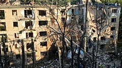 Feuerwehrleute arbeiten in einem zerstörten Wohnhaus nach einem russischen Angriff in Kiew, Ukraine, am frühen Montag, 23. Juni 2025. 
