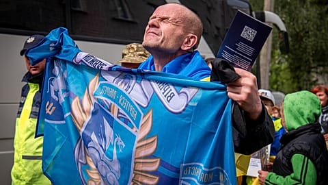 Un soldat ukrainien libéré brandit le drapeau de son unité après un échange de prisonniers de guerre avec la Russie.