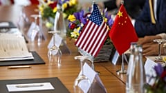 Die amerikanische und die chinesische Flagge werden auf dem Verhandlungstisch während eines bilateralen Treffens zwischen den Vereinigten Staaten und China in Genf, Schweiz, fotografiert. 10. Mai 2025.