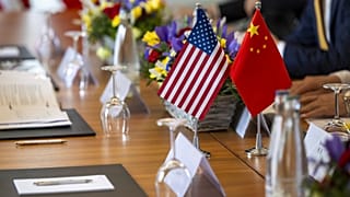 Az amerikai és a kínai zászlót fényképezik a tárgyalóasztalon az Egyesült Államok és Kína kétoldalú találkozóján, Genfben, Svájcban. 2025. május 10.