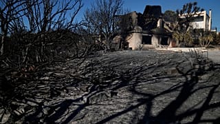 Cendres et débris après l'incendie à Paleá Fókea