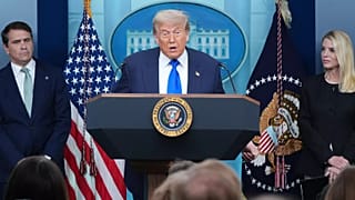 Il presidente Donald Trump parla ai media con la procuratrice generale Pam Bondi, a destra, e il vice procuratore Todd Blance, a sinistra (27 giugno 2025)