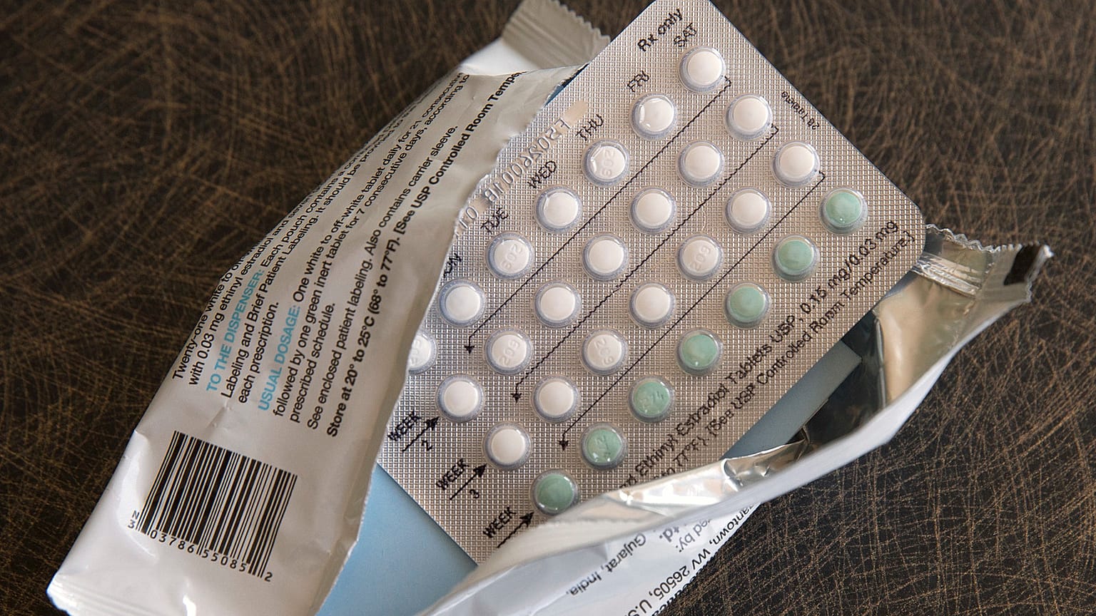 Zdjęcie przedstawia miesięczną dawkę hormonalnych tabletek antykoncepcyjnych