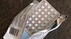 Ein Foto zeigt eine einmonatige Dosis der hormonellen Antibabypille