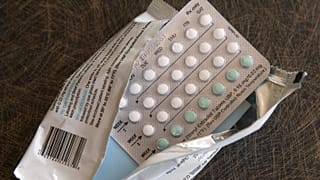Una foto muestra una dosis de un mes de píldoras anticonceptivas hormonales
