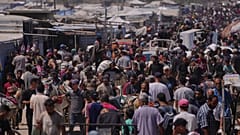 DATEI: Palästinenser tragen Lebensmittel- und humanitäre Hilfspakete in Rafah, 26. Juni 2025
