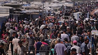 DATEI: Palästinenser tragen Lebensmittel- und humanitäre Hilfspakete in Rafah, 26. Juni 2025