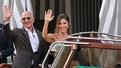 Jeff Bezos y Lauren Sánchez salen de un hotel para una recepción preboda, en Venecia, Italia, 26 de junio de 2025.