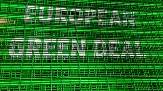 Az Európai Bizottság épülete zöld színben pompázik az Európai Zöld Paktum alkalmából