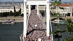 Λαοθάλασσα στη γέφυρα Ελίζαμπεθ της Βουδαπέστης