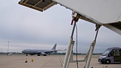 İngiliz silahlı kuvvetleri mensuplarını taşıyan bir İngiliz Kraliyet Hava Kuvvetleri Voyager uçağı Brize Norton'a varıyor, 28 Ağustos, 2021