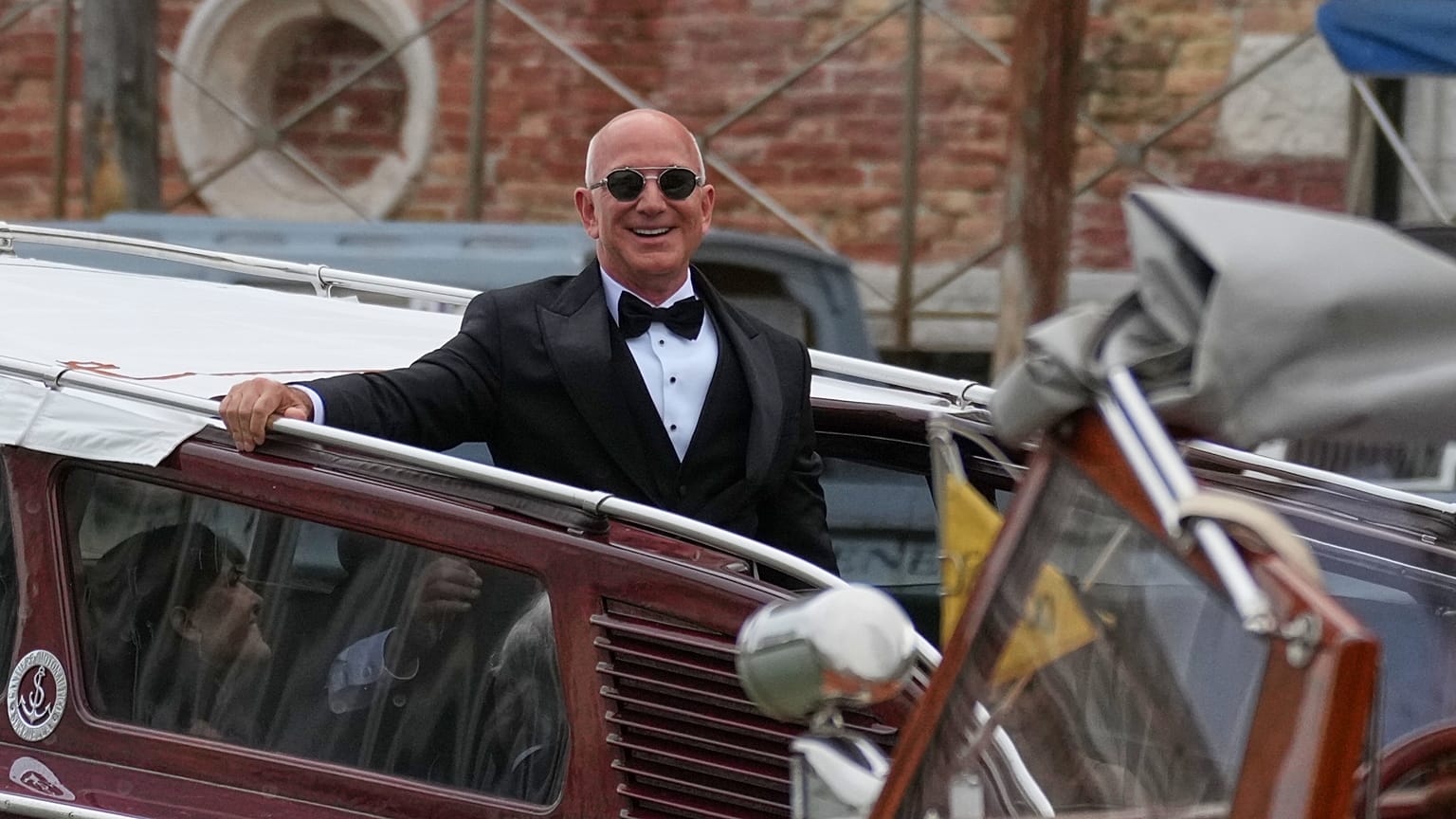 Jeff Bezos lascia l'hotel a Venezia per andare alla cerimonia di nozze con Lauren Sanchez (27 giugno 2025) 