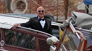 Jeff Bezos lascia l'hotel a Venezia per andare alla cerimonia di nozze con Lauren Sanchez (27 giugno 2025)