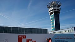 Yolcular Paris'in güneyindeki Orly havaalanına varıyor.