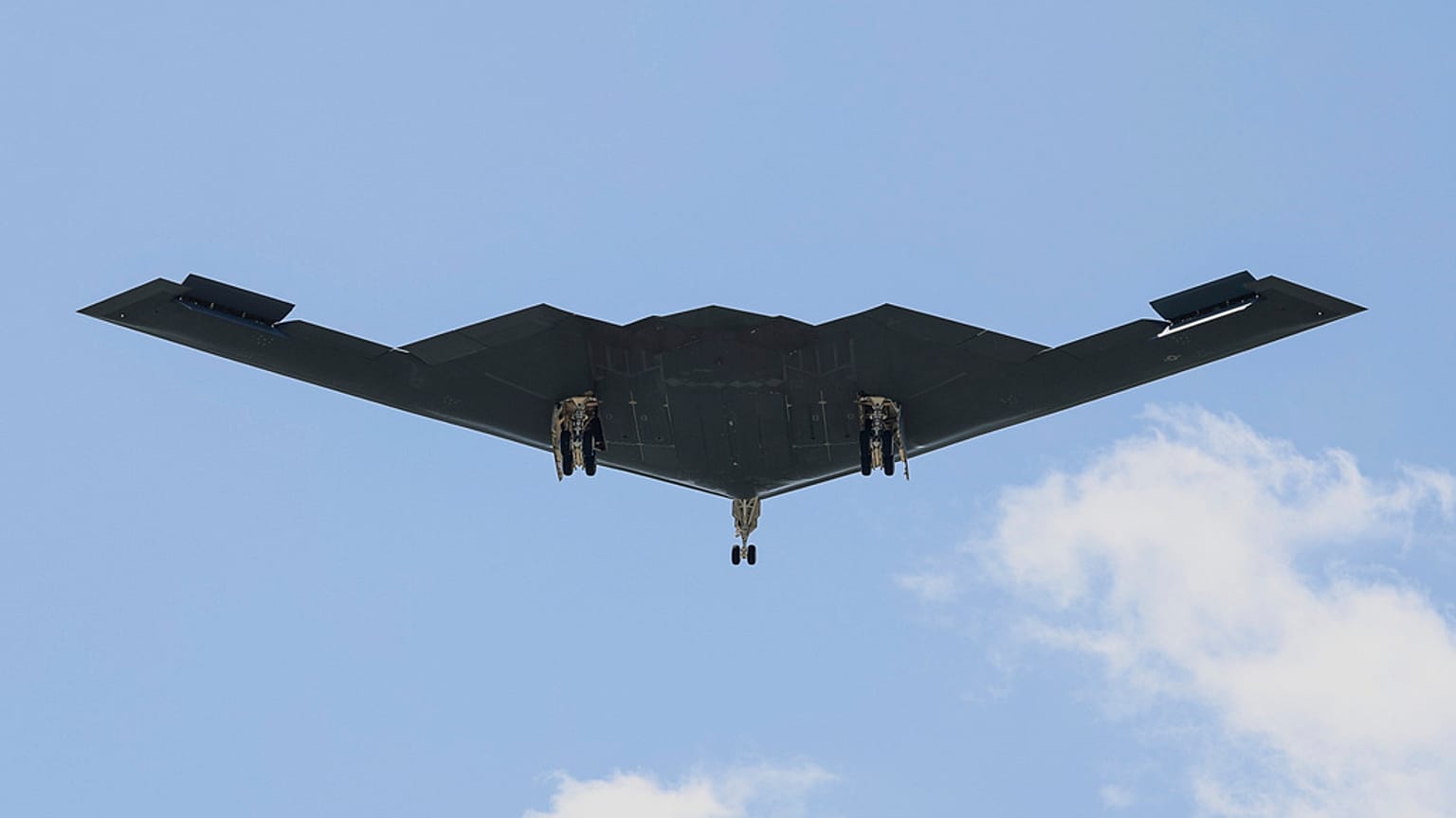 عودة قاذفة B-2 إلى قاعدة وايتمان الجوية بعد تنفيذ ضربة واسعة على مواقع نووية إيرانية