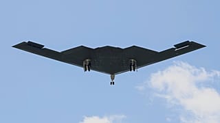 عودة قاذفة B-2 إلى قاعدة وايتمان الجوية بعد تنفيذ ضربة واسعة على مواقع نووية إيرانية