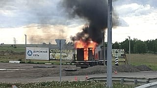 Oroszország, Irkutszk régió: a június 1-én indított ukrán drónokat szállító, égő teherautó