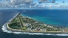 Tuvalu está intentando adaptarse al cambio climático, con medidas tecnológicas que incluyen un sistema de vigilancia meteorológica por IA puesto en marcha con Atmo y GCCM el año pasado.