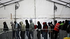 Migranten und Flüchtlinge stehen vor dem zentralen Registrierungszentrum für Flüchtlinge und Asylbewerber LaGeSo in Berlin an, 4. Januar 2016