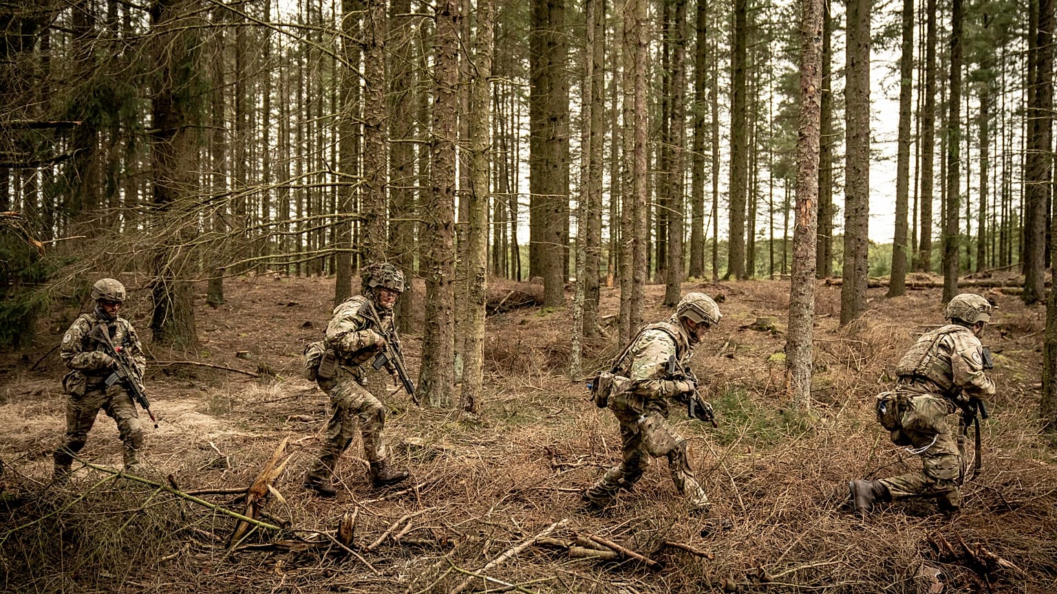 Soldados do Regimento de Infantaria de Schleswig treinam no campo de tiro e treino em Oksboel, Jutlândia, Dinamarca, na quinta-feira, 16 de março de 2023.