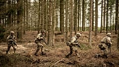 Schleswig Piyade Alayı'ndan askerler 16 Mart 2023 Perşembe günü Danimarka'nın Jutland bölgesindeki Oksboel'de bulunan atış ve eğitim poligonunda antrenman yapıyor.