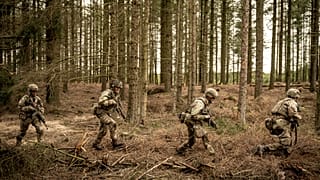 Soldati del Reggimento di fanteria dello Schleswig si allenano al poligono di tiro e addestramento di Oksboel, nello Jutland, in Danimarca, 16 marzo 2023