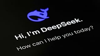 La aplicación para teléfonos inteligentes DeepSeek aparece en la pantalla de un smartphone en Pekín, el 28 de enero de 2025.