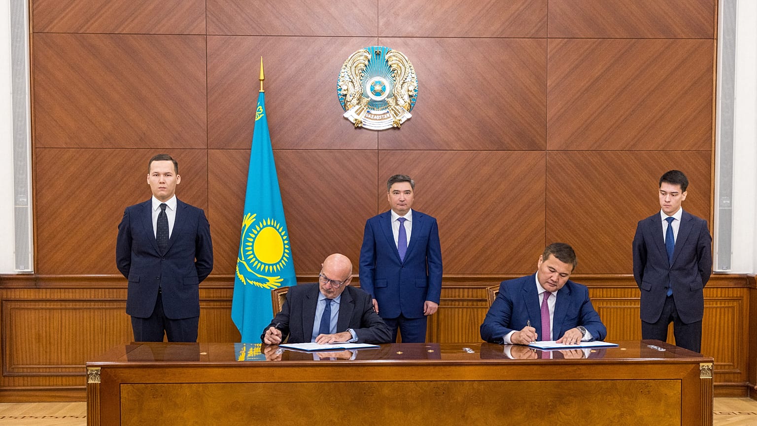 Signing of agreement between Roca Group and Kazakh Invest. 