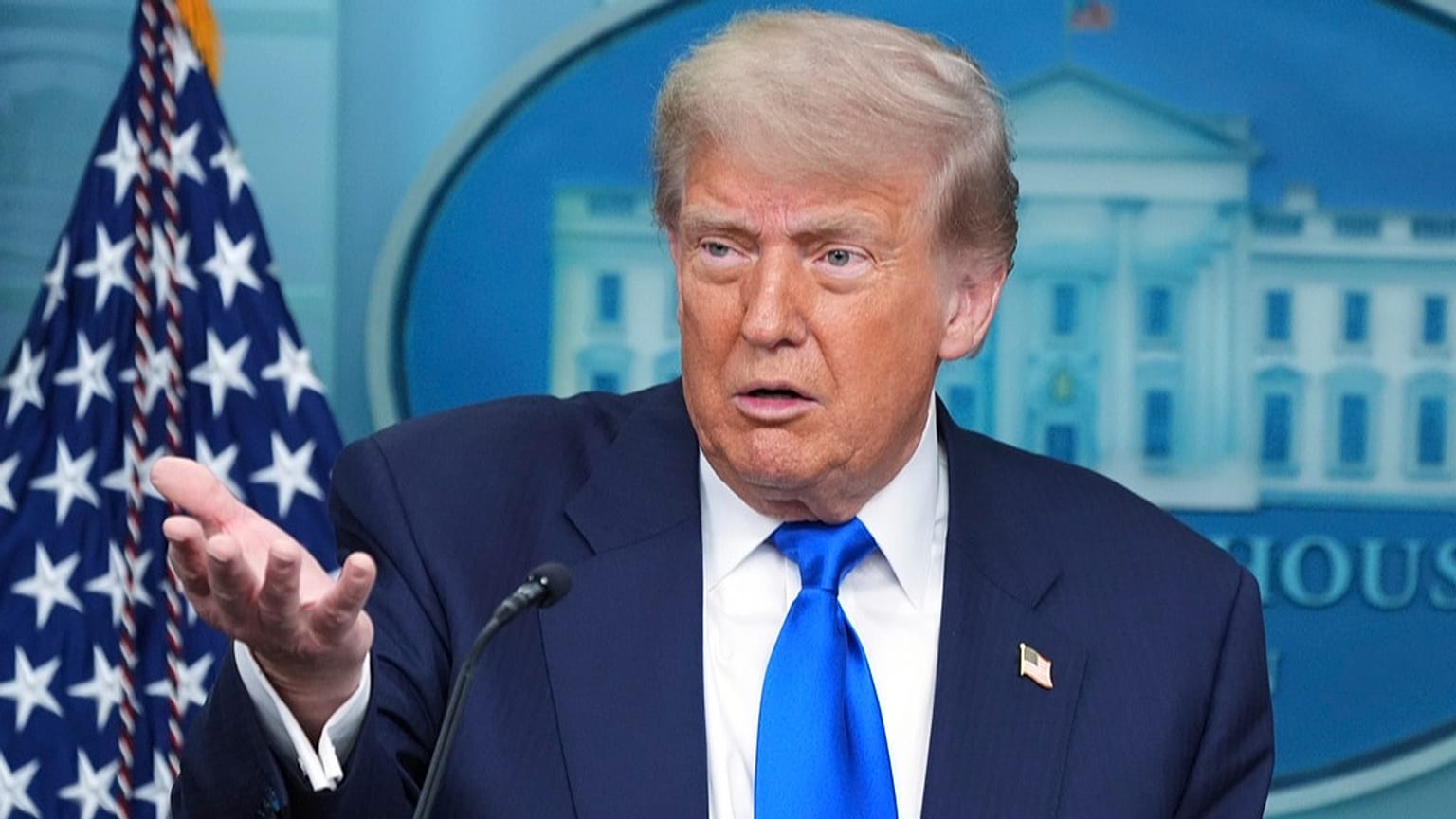 الرئيس دونالد ترامب يتحدث إلى وسائل الإعلام في البيت الأبيض، 27 حزيران/ يونيو 2025.
