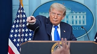 O Presidente Donald Trump aponta para um repórter para responder a uma pergunta enquanto fala com os meios de comunicação social na Casa Branca, 27 de junho de 2025