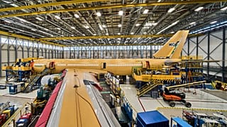 Bir Airbus A330 MRTT tanker ve nakliye uçağı Getafe'deki Airbus üretim tesisinde inşa ediliyor
