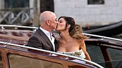 Jeff Bezos, Mitte links, und Lauren Sanchez, Mitte rechts, küssen sich am Donnerstag, 26. Juni 2025, in Venedig, Italien, als sie ein Hotel für ihren Hochzeitsempfang verlassen.