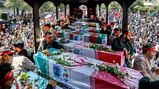 مراسم تشییع پیکر فرماندهان ایرانی که در حملات اسرائيل کشته شدند 
