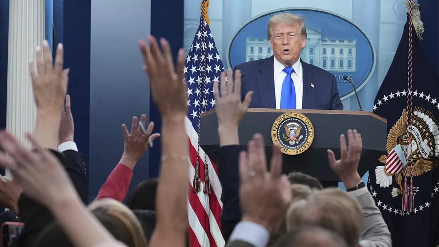 Donald Trump amerikai elnök beszél a médiának a washingtoni Fehér Ház tájékoztatótermében pénteken, 2025. június 27-én.