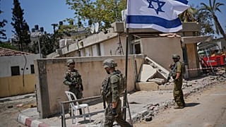 İsrail askerleri 8 Haziran 2025 Pazar günü, İsrail'in Hamas savaşçılarının tesisin altındaki bir tünelde çalıştığını iddia ettiği Gazze'nin güneyindeki Han Yunus'ta bulunan Avrupa Hastanesi'nde.