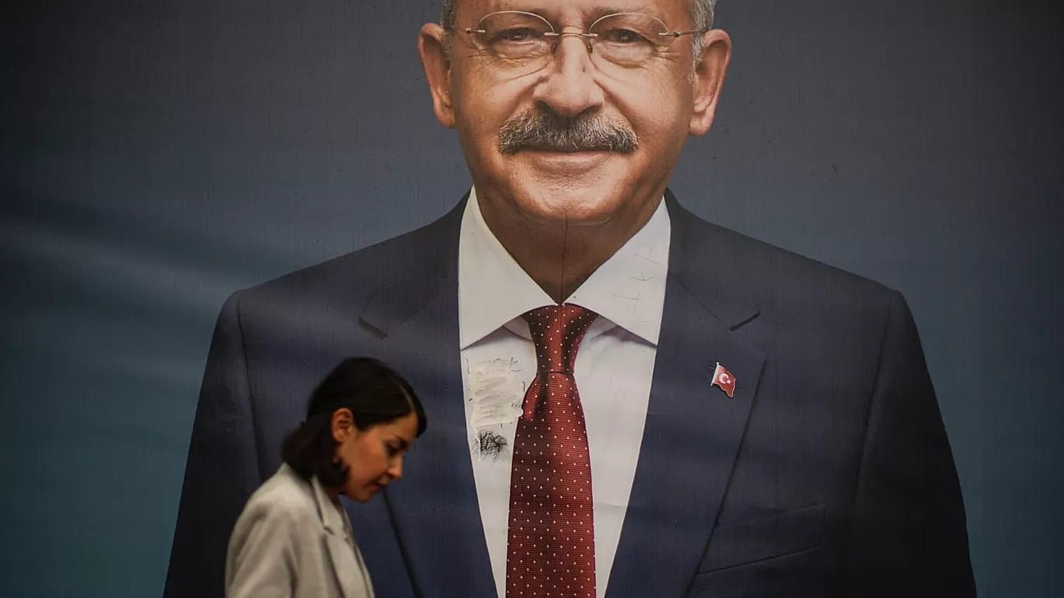 İstanbul'da bir kadın, 2023 cumhurbaşkanlığı seçimlerinden bir gün sonra eski CHP lideri ve cumhurbaşkanı adayı Kemal Kılıçdaroğlu panosunun önünden geçiyor.