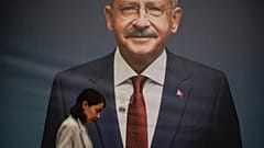 İstanbul'da bir kadın, 2023 cumhurbaşkanlığı seçimlerinden bir gün sonra eski CHP lideri ve cumhurbaşkanı adayı Kemal Kılıçdaroğlu panosunun önünden geçiyor.