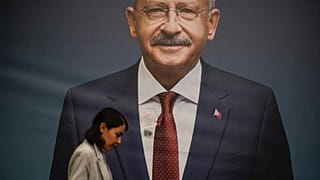 İstanbul'da bir kadın, 2023 cumhurbaşkanlığı seçimlerinden bir gün sonra eski CHP lideri ve cumhurbaşkanı adayı Kemal Kılıçdaroğlu panosunun önünden geçiyor.