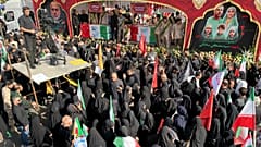 Iran hält Staatsbegräbnis für verstorbene Militärs und Atomwissenschaftler ab