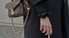 Eine Frau hält am Mittwoch, dem 28. Mai 2025, bei einer Pause in Paris eine Zigarette in der Hand.