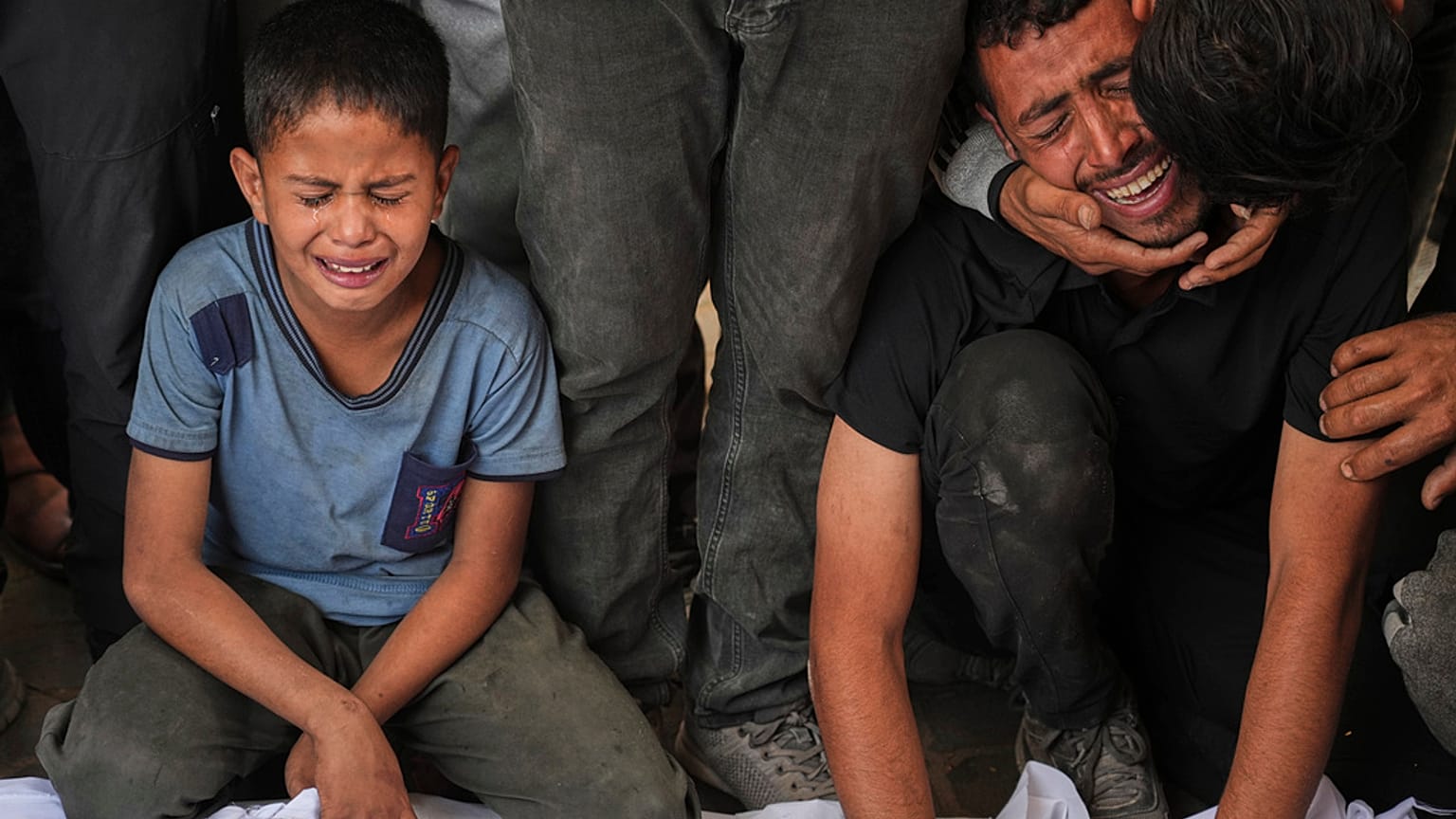Krewni opłakują ciało bliskiej osoby zabitej wraz z innymi w izraelskich atakach na Strefę Gazy w szpitalu Al-Shifa w mieście Gaza, 28 czerwca 2025 r.