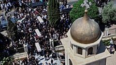 مشيعون يحملون توابيت الضحايا الذين قتلوا في التفجير الانتحاري الذي وقع يوم الأحد في كنيسة مار الياس خلال موكب جنازة في كنيسة الصليب في حي القصاص بدمشق ، سوريا ، الثلاثاء 24 يو