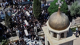 مشيعون يحملون توابيت الضحايا الذين قتلوا في التفجير الانتحاري الذي وقع يوم الأحد في كنيسة مار الياس خلال موكب جنازة في كنيسة الصليب في حي القصاص بدمشق ، سوريا ، الثلاثاء 24 يو