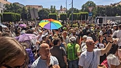Menschen versammeln sich für Budapest Pride