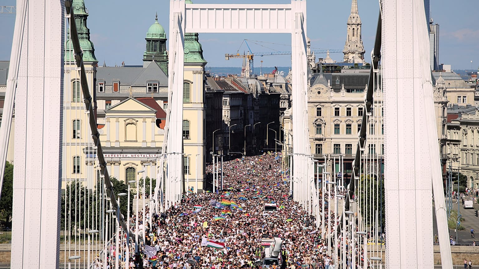 Migliaia di persone per il Budapest Pride