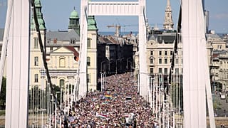 Migliaia di persone per il Budapest Pride