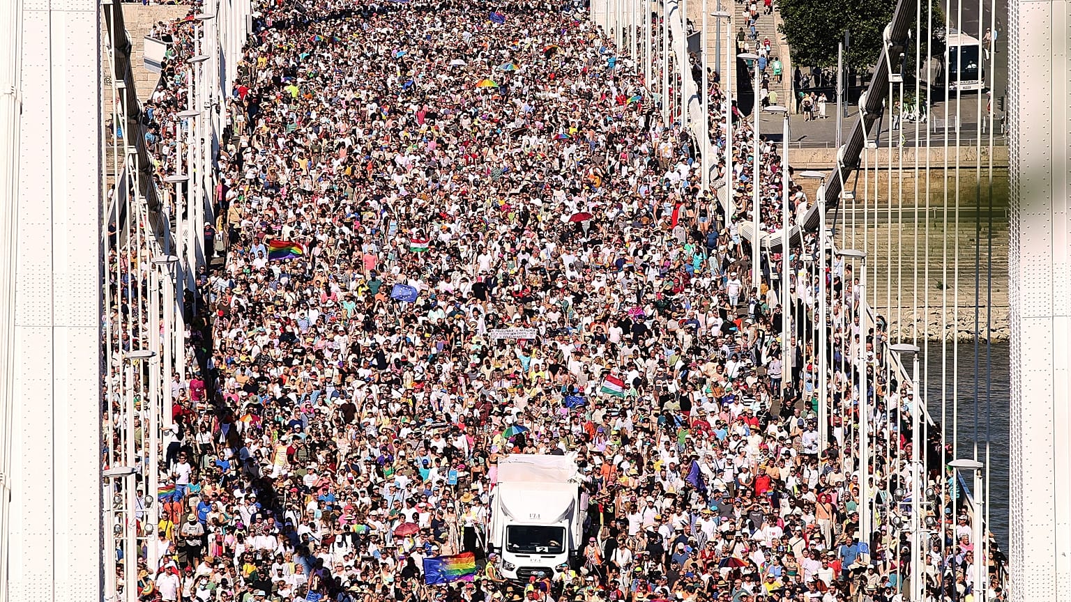 Százezres nagyságrendű tömeg vonult fel Budapesten a Budapest Büszekeség meneten 2025.06.28-án. 