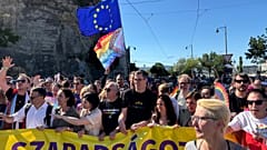 Gergely Karácsony, presidente da Câmara Municipal de Budapeste, marchando ao lado dos eurodeputados